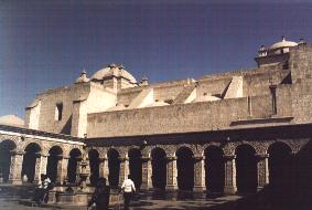 patio et bâtiment extérieur de la conpagnie de Jésus