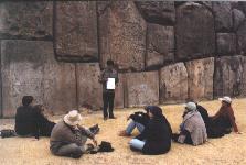 devant une des parois intérieures de Sacsayhuaman